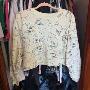 Looney Tunes Tweety Bird All-Over Print Cropped Sweatshirt